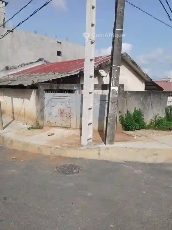 Vente Villa Basse 4 Pièces a L'angle à Cocody Bonoumin