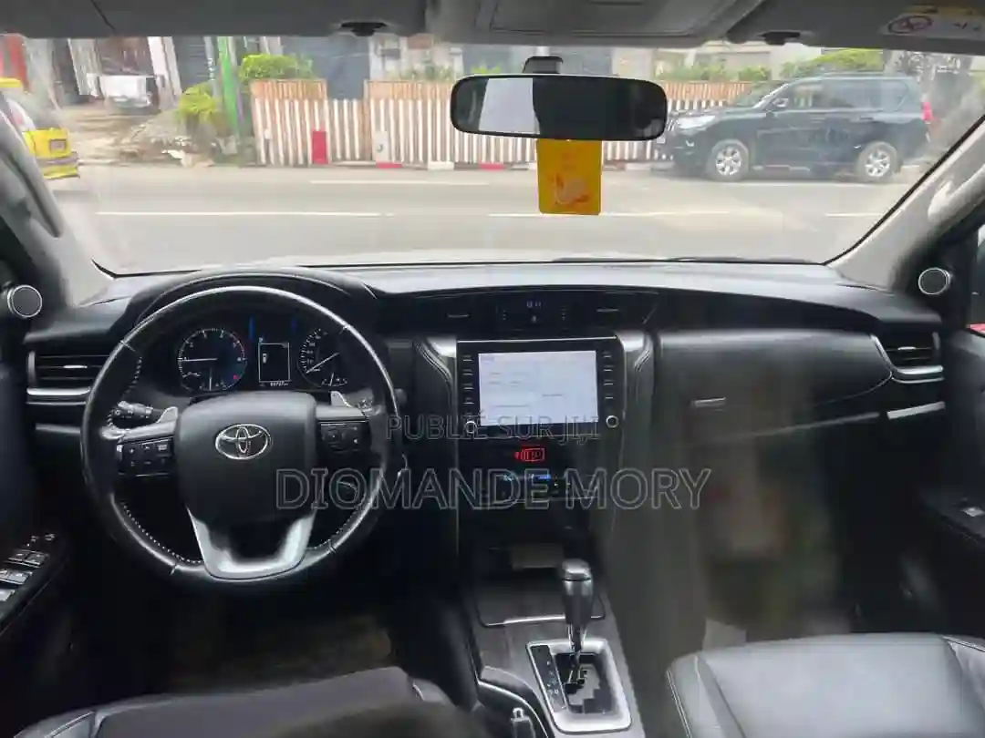 Toyota Fortuner 24 D AWD 2022 Gris - Vue 1