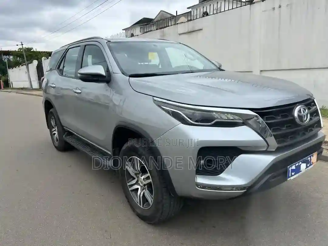 Toyota Fortuner 24 D AWD 2022 Gris - Vue 2