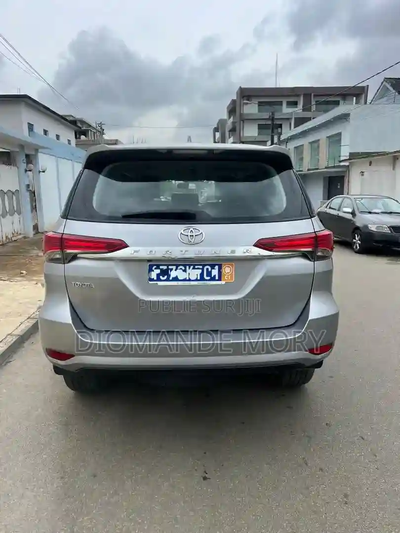 Toyota Fortuner 24 D AWD 2022 Gris - Vue 3