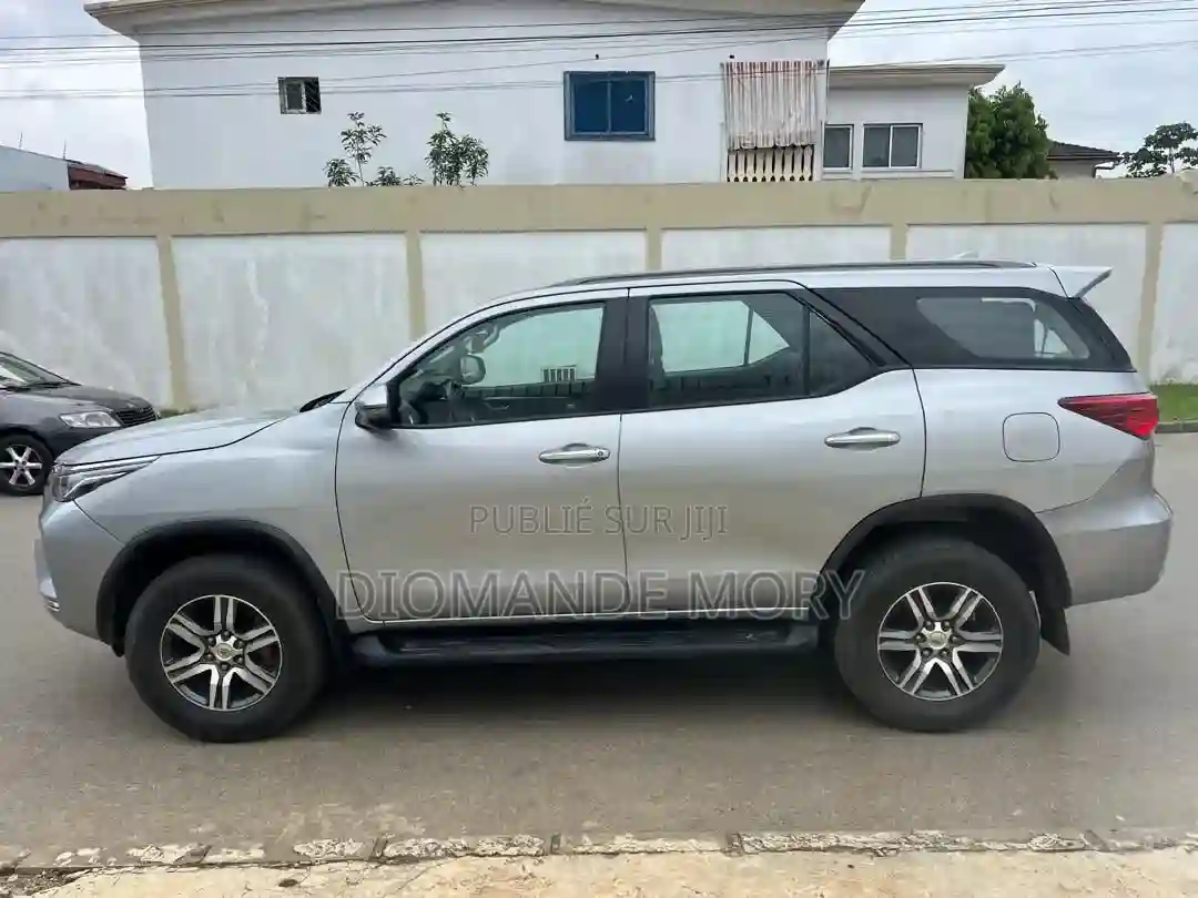 Toyota Fortuner 24 D AWD 2022 Gris - Vue 4