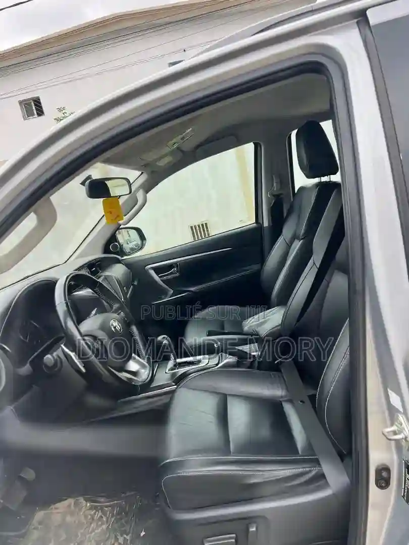 Toyota Fortuner 24 D AWD 2022 Gris - Vue 5