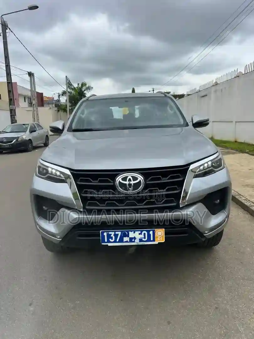 Toyota Fortuner 24 D AWD 2022 Gris - Vue 6