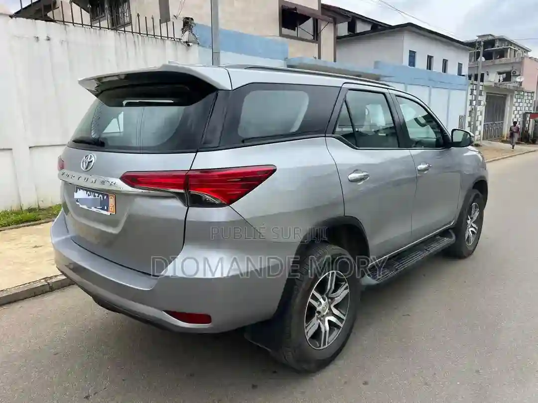 Toyota Fortuner 24 D AWD 2022 Gris - Vue 8
