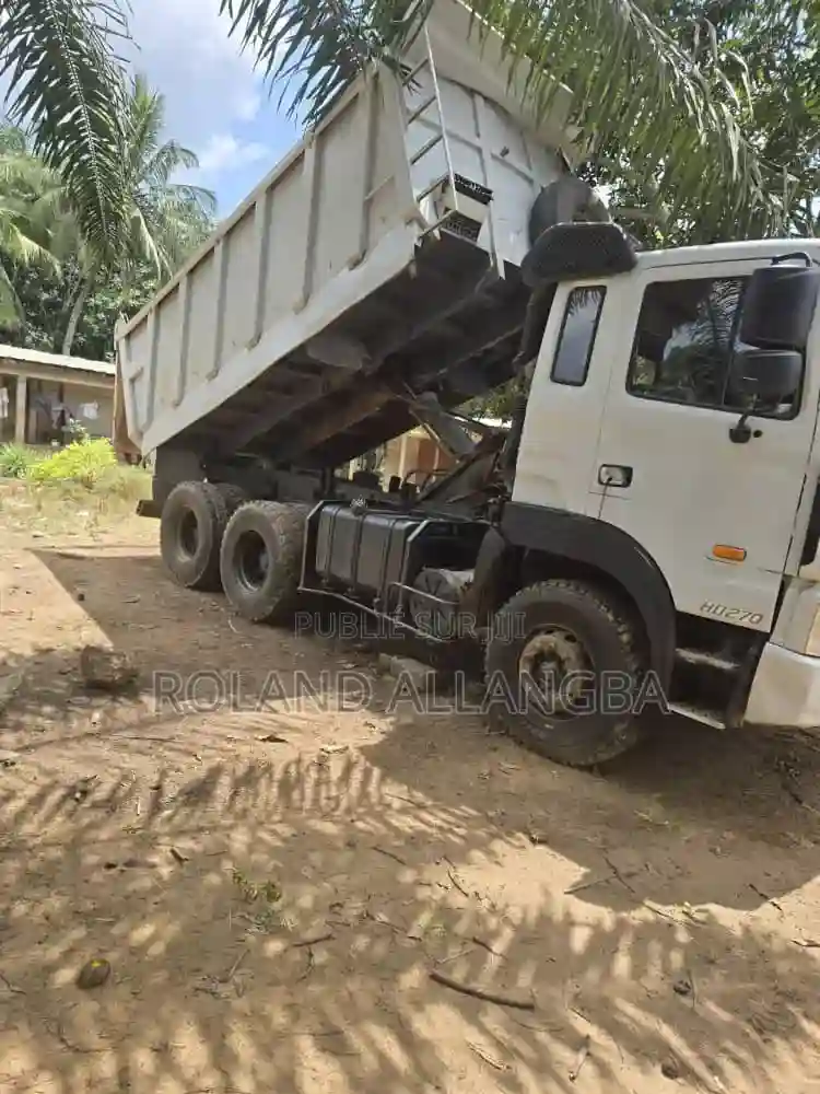 Camion Hyundai 10 Tonnes - Vue 1