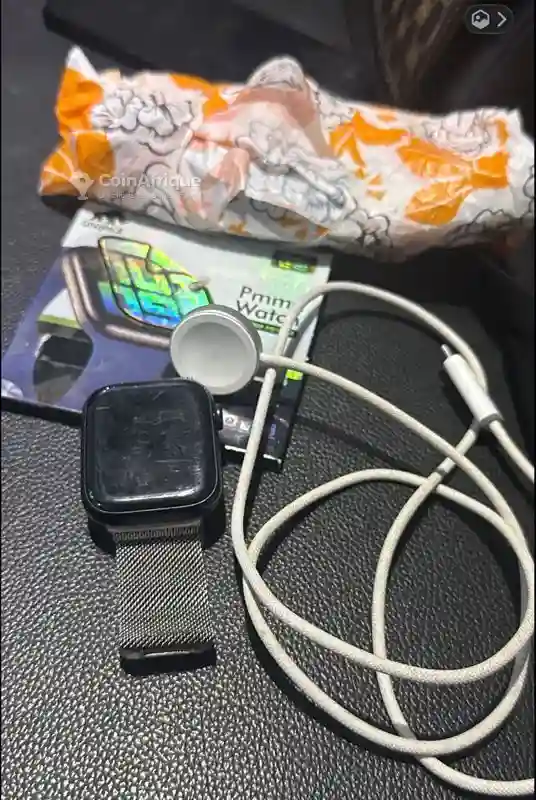 Apple Watch Série 9 45mm Second Main - Vue 1