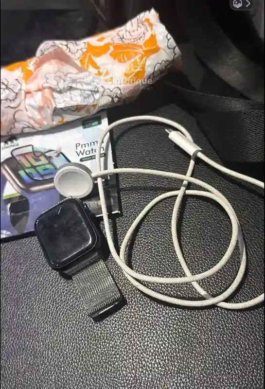 Apple Watch Série 9 45mm Second Main - Vue 2