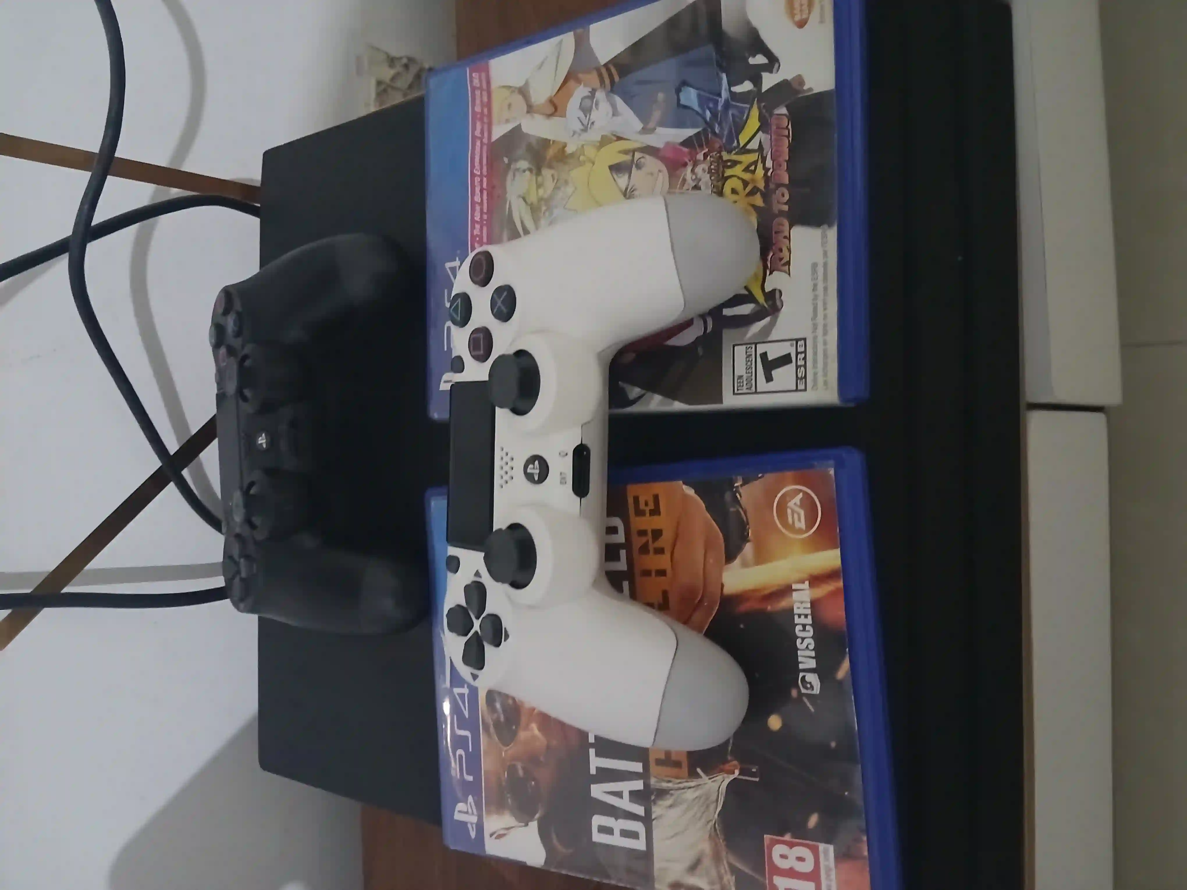 Ps4 pro cracké avec 10 a l'intérieur plus 2 manettes 