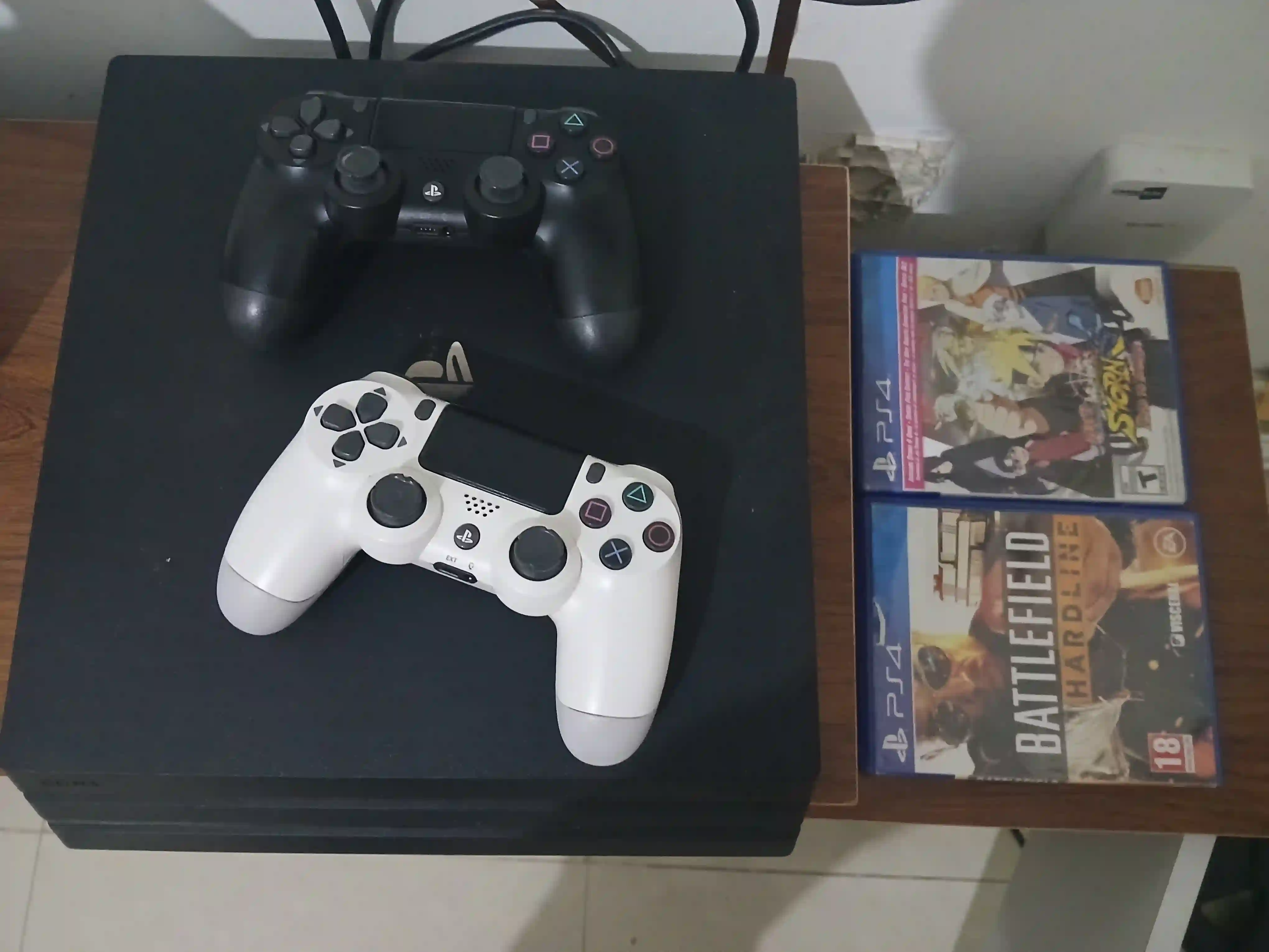 Ps4 pro cracké avec 10 a l'intérieur plus 2 manettes  - Vue 1