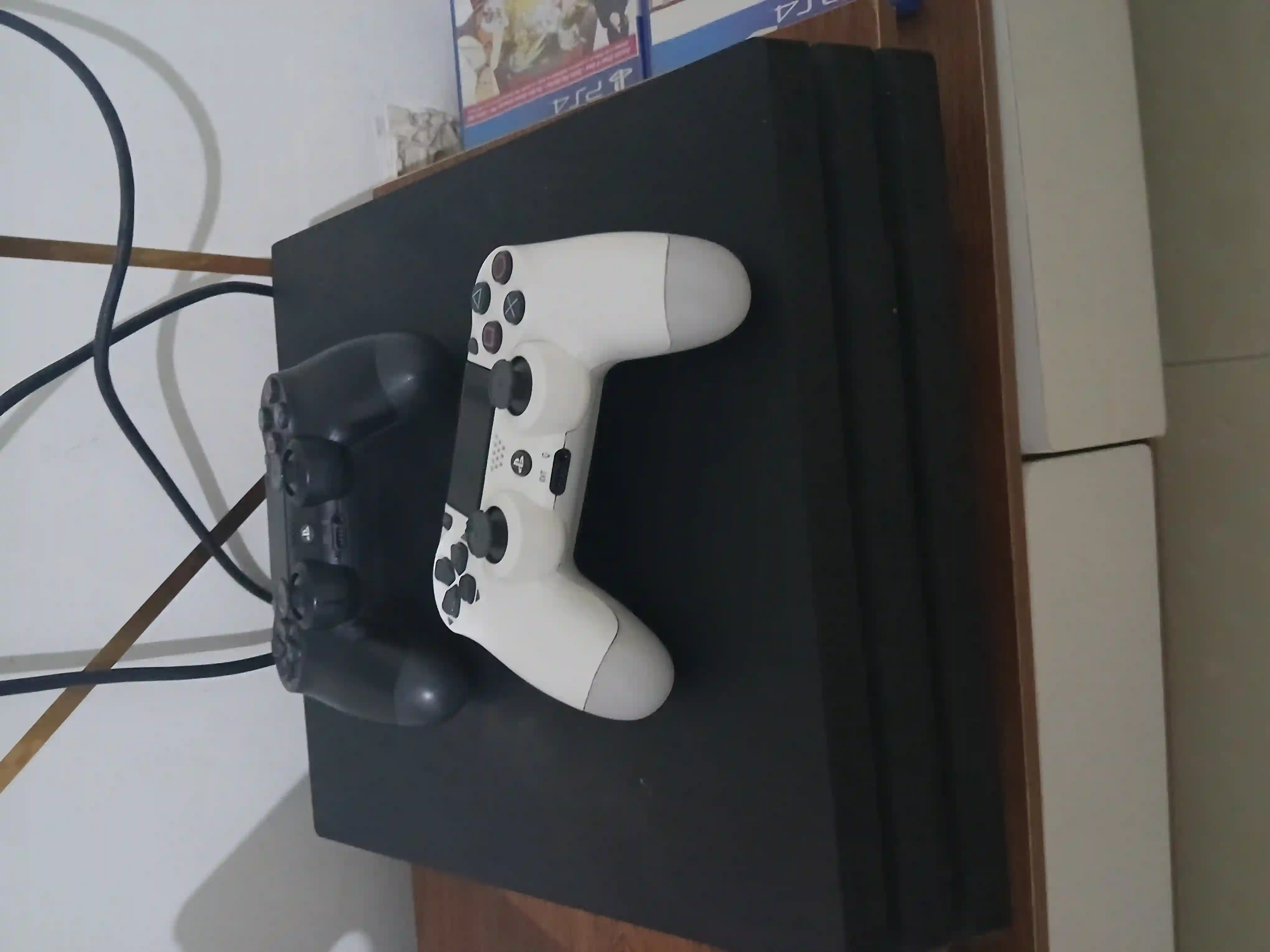 Ps4 pro cracké avec 10 a l'intérieur plus 2 manettes  - Vue 2