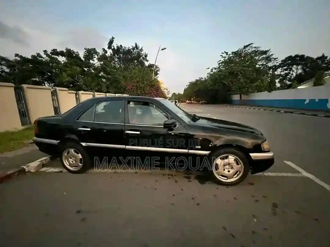 Mercedes-benz C180 2000 Black - Vue 3