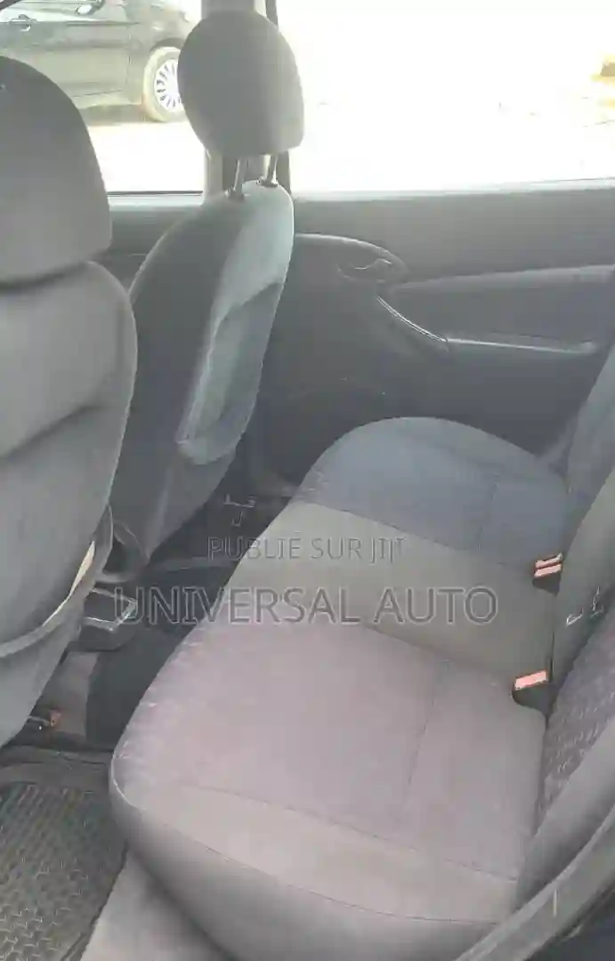 Ford Focus 2001 Black - Vue 5