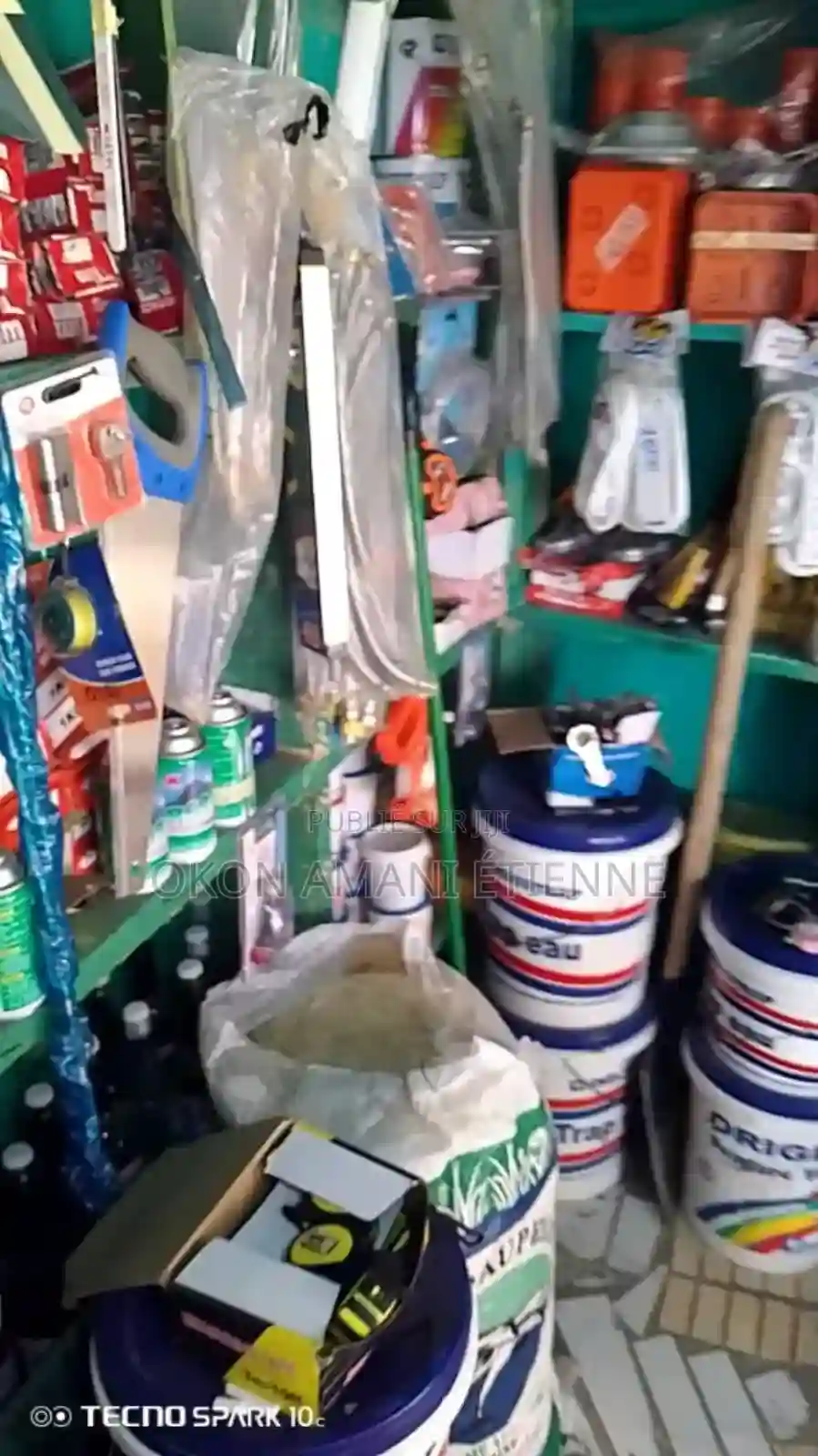 Vente De Quincaillerie Entière - Vue 3