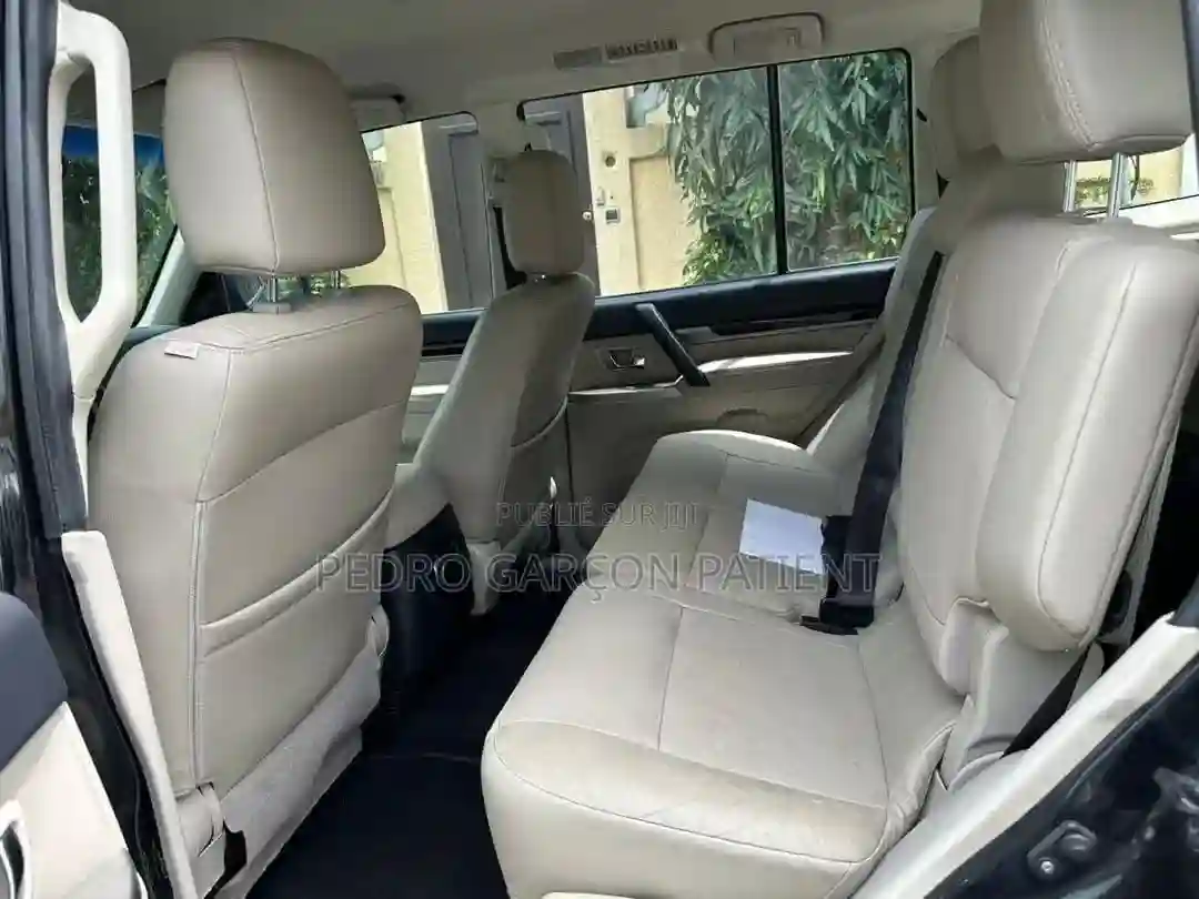 Mitsubishi Pajero 2020 Noir Mat - Vue 3