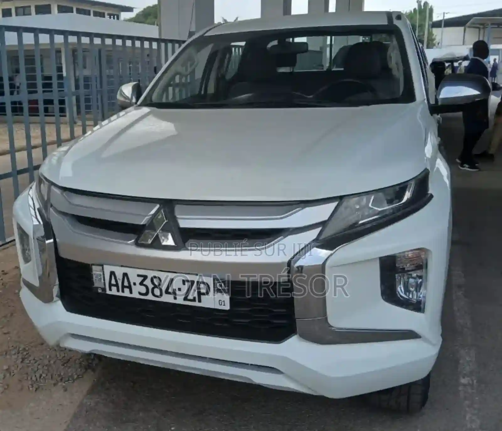 Mitsubishi L200 2023 Blanc - Vue 3