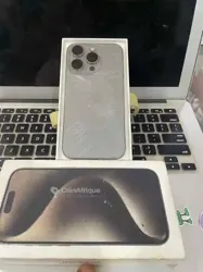 Iphone 15 pro Avec Carton Juste Arrière Fissuré