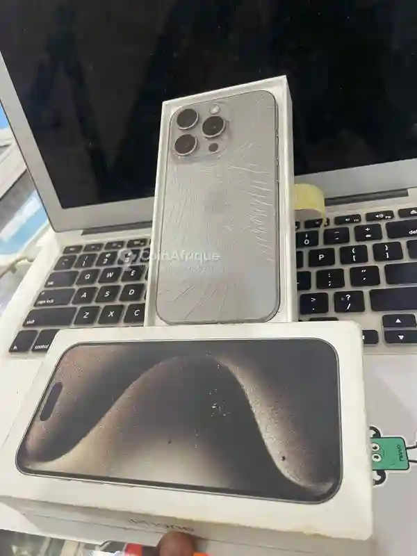 Iphone 15 pro Avec Carton Juste Arrière Fissuré - Vue 1