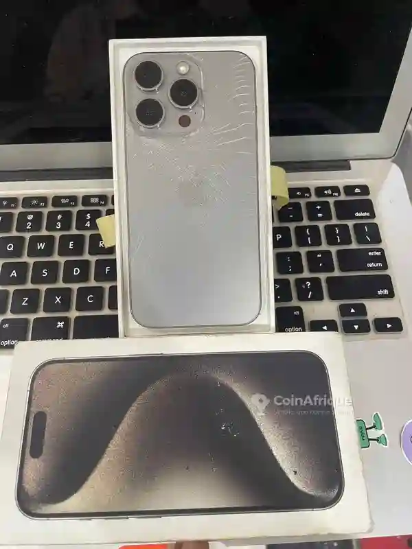 Iphone 15 pro Avec Carton Juste Arrière Fissuré - Vue 2