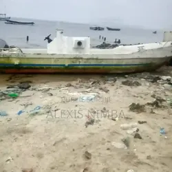 Coque Yamaha Bateau Pêche Avec Vivier Et Calle