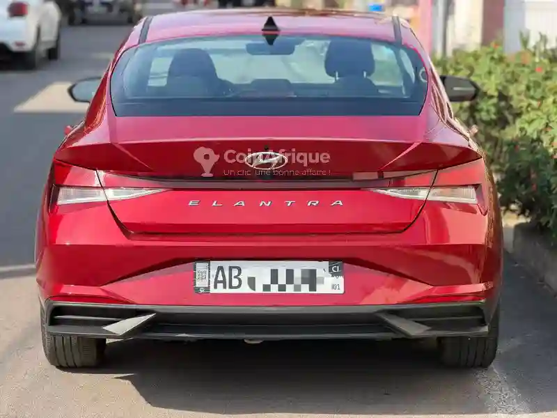 Hyundai Elantra 2021 - Vue 2