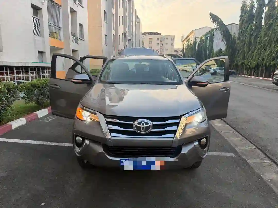 TOYOTA FORTUNER EN VENTE - Vue 3