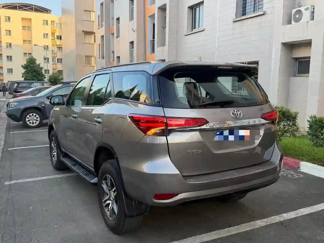 TOYOTA FORTUNER EN VENTE - Vue 4