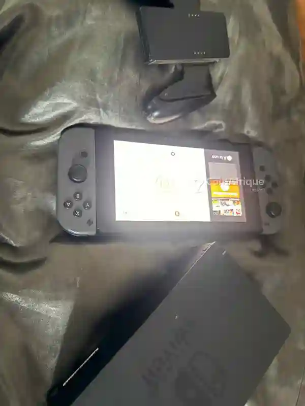 Nintendo Switch + 5 Jeux + Accessoires - Vue 1