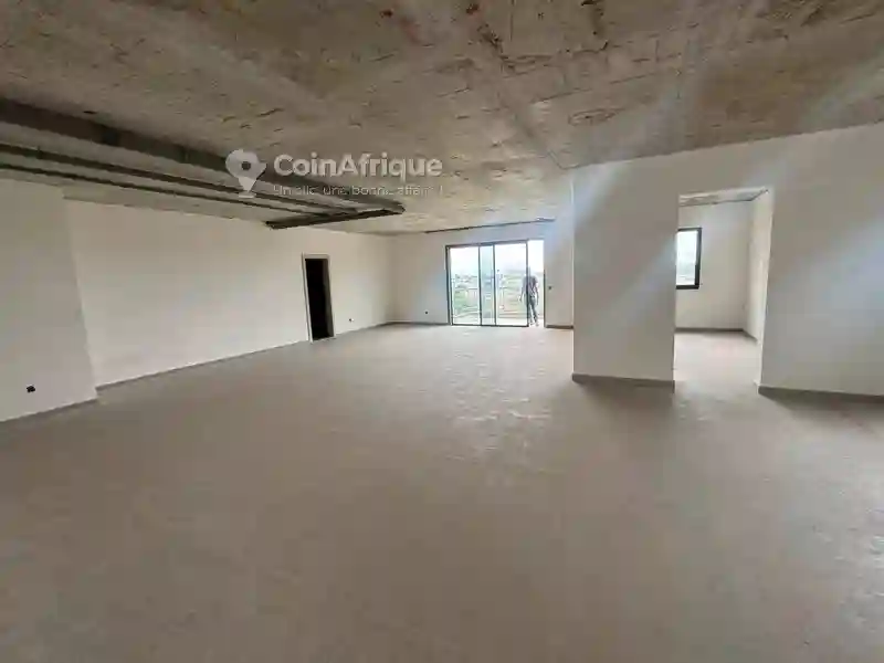 Location Bureaux &amp Commerces 2000m² à Cocody - Vue 1
