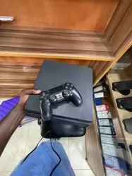 Ps4 Slim Craquée Avec 5 Jeux et une Manette à Abidjan