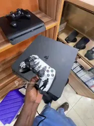 Ps4 Slim non Craquée une Manette à Abidjan